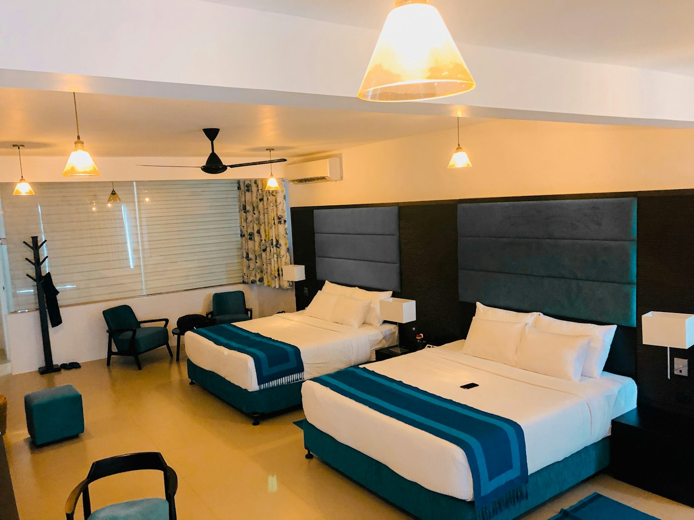Ruhiger Hotelkorridor mit zurückhaltender Beleuchtung